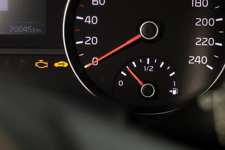 Какво да правим, когато светне лампата "Check Engine"? - Drivesafeshop